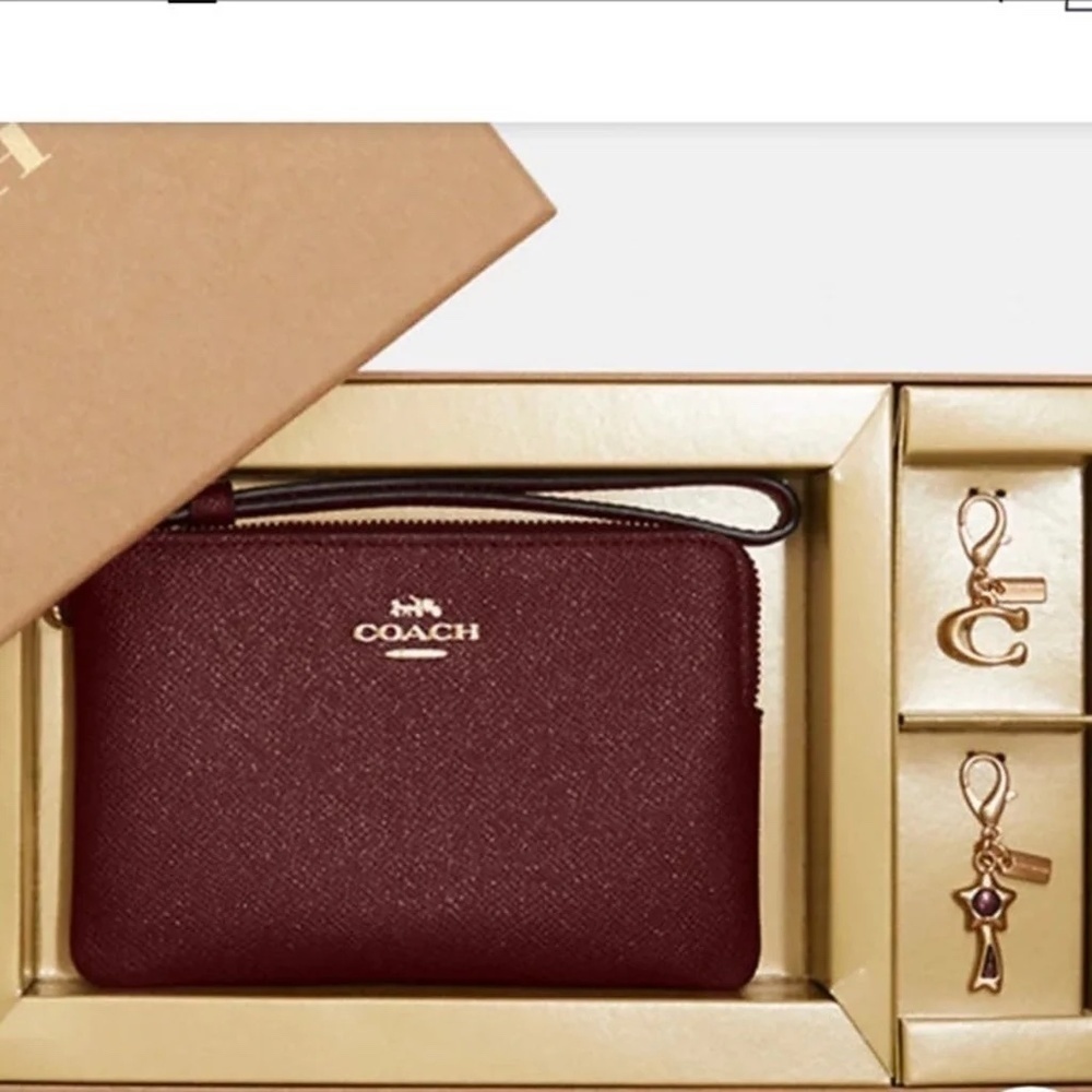 Coach Boxed Corner Zip Wristlet w 2 Charms in Gift Box NIB - Picture 3 of 6